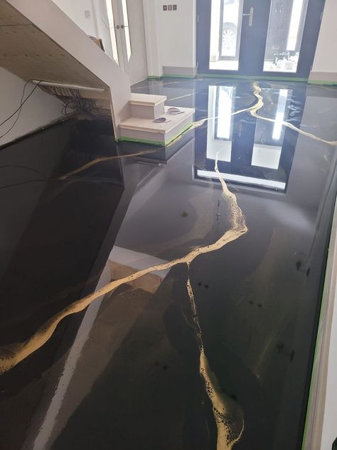 Epoxy Resin Floor Living Rooms, Epoxy Resin Flooring Ideas, Epoxy Gym Floor, Black And Gold Epoxy Floor, Epoxy Wood Floor, Epoxy Floors In Home Living Room, Epoxy Floor Black, Resin Floor Ideas, Epoxy Floors In Home