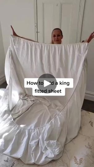 Effective Spaces, Konmari Folding, Folding Fitted Sheets, Housekeeping Tips, House Organisation, Folding Laundry, Homemade Cleaning Solutions, Creative Shot, Bedroom Renovation