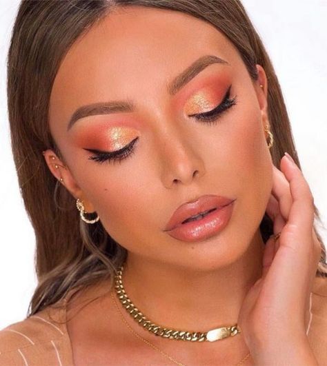 The Most Mesmerizing Living Coral Makeup Looks to Try This Season | Fashionisers© Coral Dress Makeup, Coral Makeup Looks, Vestidos Color Melon, Coral Eye Makeup, Maquillaje Smokey Eyes, Prom Eyeshadow, Peachy Makeup Look, Peach Makeup Look, Coral Eyeshadow