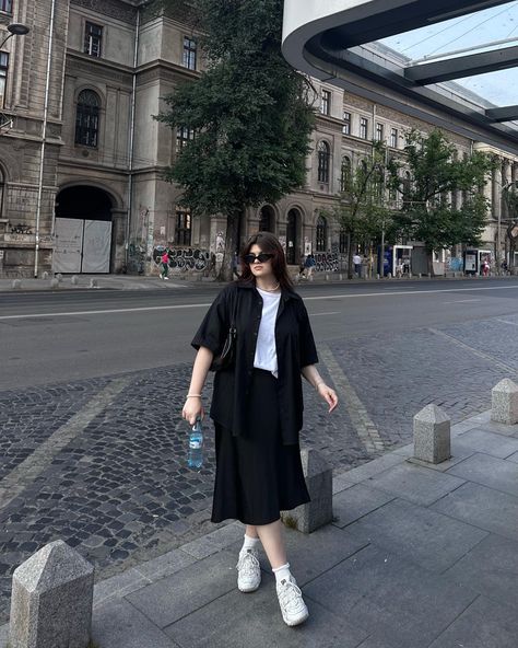 ootd, white sneakers, shoulder bag, midi skirt, pearls Midi Skirt White Sneakers, Black Pleated Midi Skirt Outfit, White Sneakers Women Outfit, Pleated Midi Skirt Outfit, Black Pleated Midi Skirt, Sneaker Outfits Women, Midi Skirt Outfit, Skirt And Sneakers, White Sneakers Women