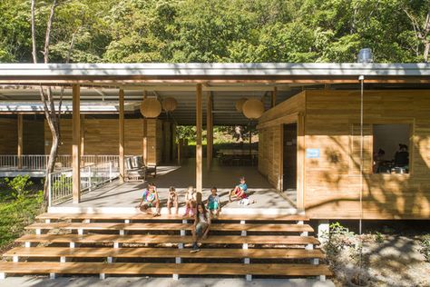 Casa de las Estrellas Waldorf School / Salagnac Arquitectos | ArchDaily Nosara, Organic Architecture, Sustainable Schools, Nature School, Waldorf School, Green School, Waldorf Education, Roof Structure, Construction Process