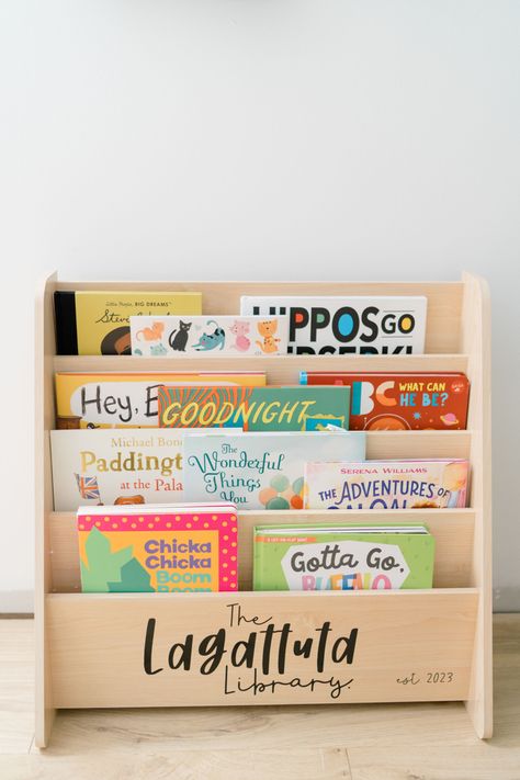 Baby Library Ideas, Baby Book Shelf Ideas, Books For Baby Shower Display, Baby Book Shelf, Library For Kids, Baby Library, Baby Bookshelf, Library Shelf, Baby Shower Box