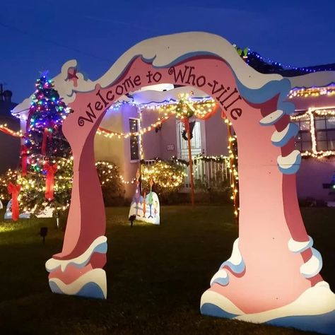 Diy Welcome To Whoville Arch, Whoville Cubicle Decorations, Grinch Cubicle, Christmas Yard Cutouts, Whoville Christmas Decorations Diy, Grinch Yard Decorations, Whoville Christmas Decorations, Diy Christmas Yard Decorations, Grinch Ideas