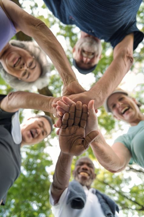 Por una mentalidad positiva hacia el envejecimiento y hacia las personas mayores, los pilares fundamentales de nuestra sociedad. Dynamic Warm Up, Senior Health, Aging In Place, Strong Muscles, Senior Fitness, Early Retirement, Healthy Aging, Senior Living, Eat Well