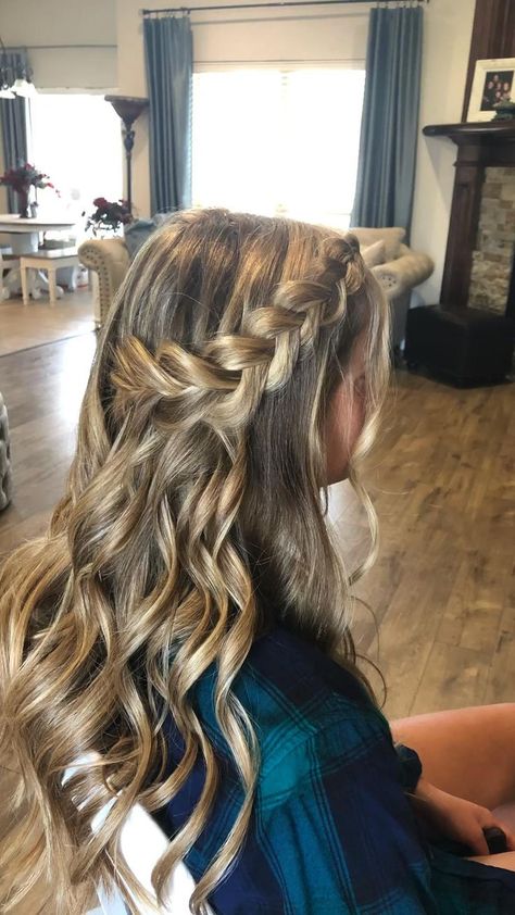 Grad Hairstyles, Simple Braid, Sanggul Modern, Cute Prom Hairstyles, Formal Hairstyles For Long Hair, Pageant Hair, Simple Prom Hair, Hoco Hairstyles, Dance Hairstyles