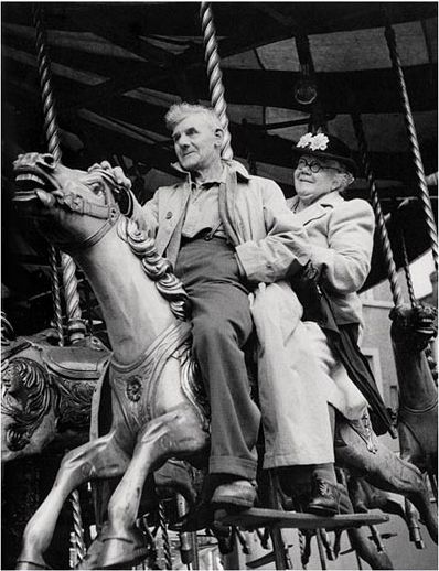 Rester jeune en toute circonstance ! #Geneanet Act Your Age, Vintage Foto's, Grow Old With Me, Robert Doisneau, Growing Old Together, Old Couples, Merry Go Round, Trik Fotografi, Young At Heart