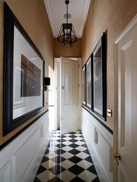 Black-and-white checkerboard flooring sets an elegant tone in the hallway | archdigest.com Corridor Ideas, Townhouse Apartments, Apartment Entrance, Townhouse Interior, London Townhouse, Best Modern House Design, Anderson Cooper, Hallway Ideas Entrance Interior Design, London Apartment