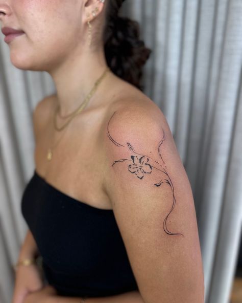 Freehand minimalist flowy flower design by Betty. Thank you for the trust 💞 Flower Cute Tattoo, Tulip Shoulder Tattoo, Freehand Flower Tattoo, Jasmine Flower Tattoo Minimalist, Flower Skeleton Tattoo, Hip Tattoos Flowers, Bicep Flower Tattoo Women, Abstract Lotus Tattoo, Vertical Flower Tattoo