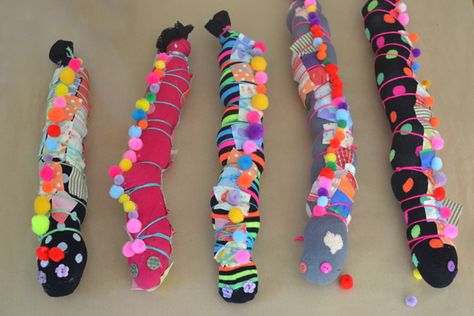 Children make these caterpillars from old socks, fabric pieces, yarn, and pom-poms. Shoelace Crafts, Family Art Ideas, Nature Art Crafts, Minibeast Art, Art Crafts For Kids, Caterpillar Art, Art From Recycled Materials, Art Teen, Sock Crafts