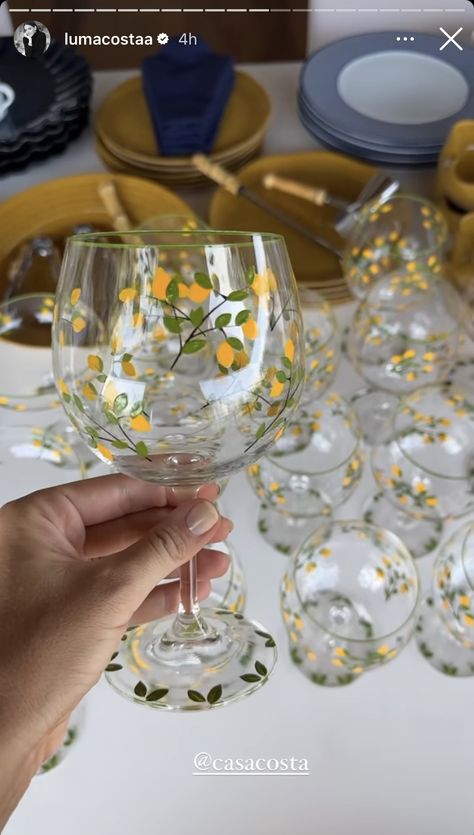 Draw On Glass Diy, Painted Wine Glass Aesthetic, Painting Stemless Wine Glasses, Painted Whiskey Glasses, Gin Glass Painting Ideas, Diy Glass Painting Ideas, Painting Champagne Glasses, Spring Painted Wine Glasses, Wine Glass Painting Aesthetic