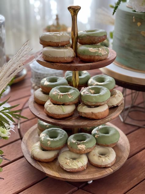 Wedding Ideas 2024, Tiana Birthday Party, Donut Tower, Gateau Baby Shower, Idee Babyshower, Green Baby Shower, Sage Green Wedding, Sweet 16 Parties, Wedding Desserts