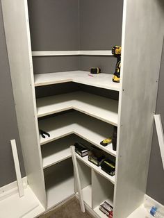 Corner Closet Shelves, Corner Closet Organizer, Wire Closet Shelving, Master Closet Organization, Corner Closet, Closet Redo, Closet Built Ins, Organization Closet, Closet Design Layout