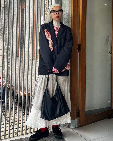 White Skirt Outfits Winter, Silk Skirt Formal Outfit, Layered Blazer Outfit, Oversized Blazer Skirt Outfit, Maxi Skirt With Blazer, Long Skirt Boots Outfit, Baggy Skirt Outfit, Mafia Hijab, Maxi Skirt Winter Outfit