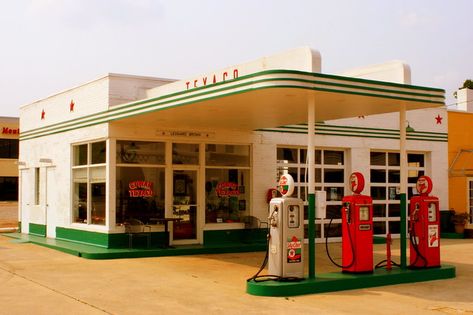 Vintage Cowan, TN Texaco | the local vinatge gas station has… | Flickr Drive Thru Design, Texaco Vintage, Old Gas Pumps, Welcome Center, Vintage Gas Pumps, Corsa Classic, Pompe A Essence, Clean Bathroom, Station Service