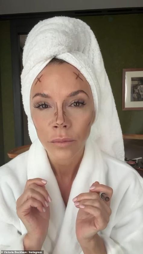 Victoria Beckham reveals how she gets her defined and chiseled face as she shares a VERY precise step-by-step makeup routine Check more at https://maholicious.com/victoria-beckham-reveals-how-she-gets-her-defined-and-chiseled-face-as-she-shares-a-very-precise-step-by-step-makeup-routine/ Victoria Beckham Face, Victoria Beckham Mascara, Victoria Beckham Smokey Eye, Victoria Beckham Beauty Bitten Lip Tint, Victoria Beckham Cosmetics, Victoria Beckham Makeup, Victoria Beckham Beauty Blush, Metallic Makeup, Victoria And David