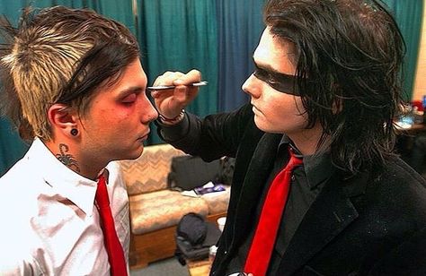 Gerard doing Frank's makeup (: Brain Chemicals, Gerard And Frank, Mcr Memes, Emo Trinity, I Love Mcr, Palaye Royale, Mikey Way, Frank Iero, Band Memes