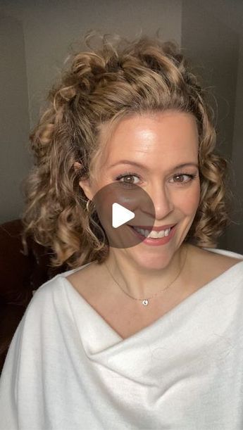 Simple Updos For Wavy Hair, Medium Length Curly Hair Updo Easy, Curly Hair Up Dos Easy, Curly Hair Updo Easy, Curly Hair Updo Tutorial, Curly Hair Bun Styles, Short Curly Hair Updo, Naturally Curly Hair Updo, Fast Easy Hairstyles