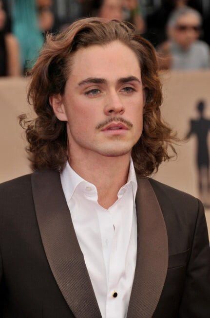 Straight Hair With Highlights, 70s Shag, Waves Hairstyle Men, Long Hairstyles For Men, Man Buns, Waves Hairstyle, Akali League Of Legends, Hairstyle Men, Dacre Montgomery