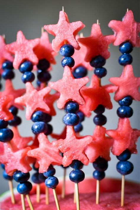 Blueberry Skewers, Holiday Healthy Snacks, Labor Day Party, 4th July Food, Holiday Snack, Kreative Snacks, Picnic Bbq, Patriotic Desserts, Patriotic Food