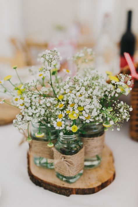 Add a rustic touch to your Spring wedding decor with delicate Spring floral decor details. Flower Centerpieces Diy, Spring Floral Decor, Wedding Flowers Wildflowers, Diy Frühling, Village Fete, Deco Champetre, Spring Wedding Decorations, Tafel Decor, Babies Breath