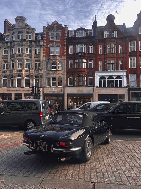 London Knightsbridge, Ferrari Vintage, Vintage Ferrari, Knightsbridge London, Uk Homes, Luxury Aesthetic, Vintage London, Vermont, Hogwarts