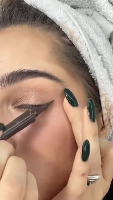 Cat Eye Eyeliner Tutorial, Makeup Art Face, Vintage Eyeliner, Easy Eyeliner Tutorial, Cat Eyeliner Tutorial, Face Makeup Tutorial Video, Easy Eyeliner, Cat Eye Eyeliner, Eyeliner For Beginners