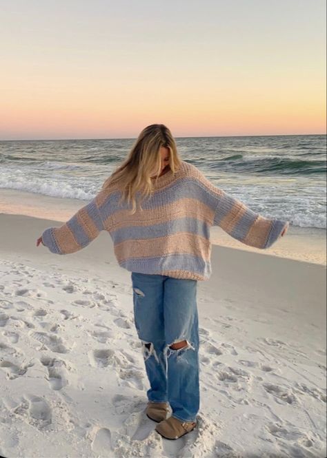 Costal Grandaughter Aesthetic Outfits, Cute Cold Beach Outfits, Sweater At The Beach, Cold Beach Outfit Winter, Coastal Grandma Style Outfits, Windy Beach Outfit, Jeans And A Sweater Outfit, Cold Coastal Outfit, Sweaters And Jeans Outfit