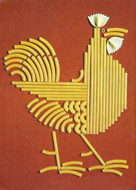 Pasta gallo, Noëlle Lavaivre, 1970 Macaroni Art, Pasta Crafts, Noodle Art, Pasta Art, Chicken Art, A Chicken, Chicken Pasta, Teaching Art, Art Activities