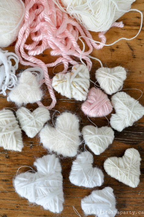 Valentines Day Decorations Diy, Yarn Hearts, Hearts Valentines Day, Hearts Valentines, Diy Yarn, Diy Simple, Diy Valentines, Yarn Diy, Diy Cricut