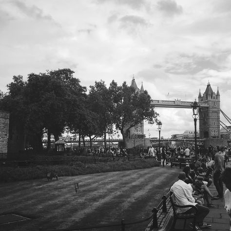 Tower bridge Graphic Shapes Design, Enjoy The Silence, Architecture Landmark, Fancy Video, Trik Fotografi, Aesthetic Themes, Film Aesthetic, Green Day, Tower Bridge