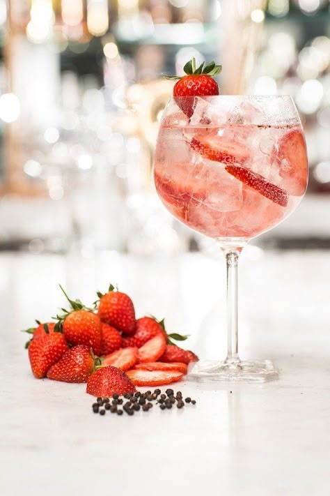 Strawberry Black Pepper Gin and Tonic. | 16 Refreshing And Creative Gin And Tonic Cocktails Gin Tonic Recipe, Tonic Recipe, Gin Recipes, Gin Drinks, Pink Gin, Gin Cocktails, Gin Tonic, Drinks Cocktails, Drink Me