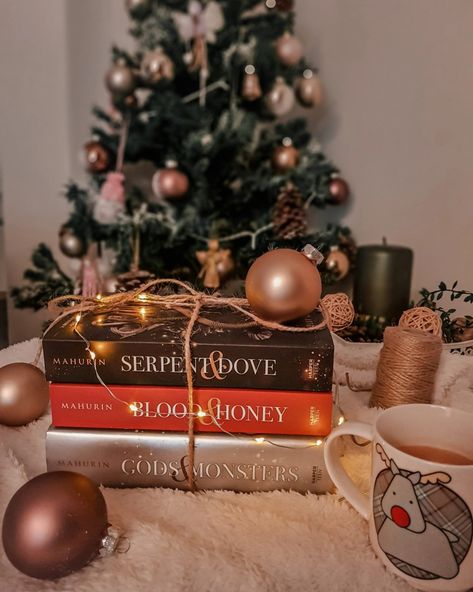 Bookstagram christmas newyear decor Christmas Book Photoshoot, December Bookstagram, Christmas Reading Aesthetic, Christmas Book Aesthetic, Winter Bookstagram, Bookstagram Christmas, Xmas Aesthetic, Book Tasting, Bookstagram Ideas