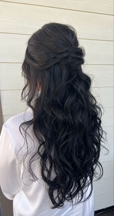 Half up half down hairstyle ideas Half Up Dark Hair Wedding, Hair Idea For Bridesmaid, Dark Hair Down Wedding Styles, Long Wave Wedding Hair, Balayage, Kos, Dark Prom Hairstyles, Hair Down Bridal Styles Brunette, Down Wedding Hairstyles Brunette