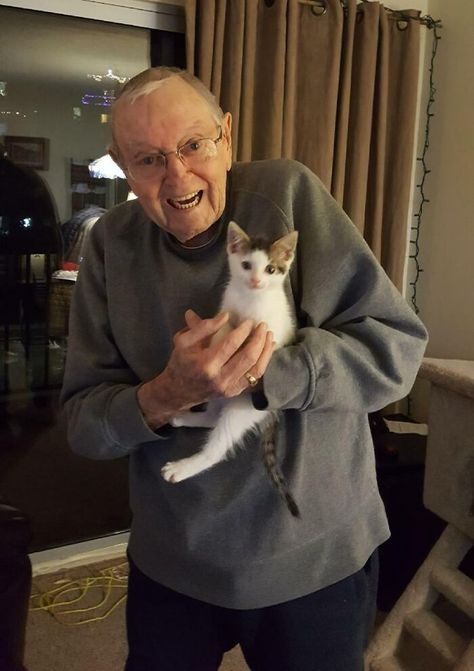 My Grandpa's Cat Passed Away. He Was Crushed And Didn't Want To Insensitively Replaced Her, But Was So Lonely He Let My Mom Help Him Find A New Kitten Old People Aesthetic, Grandpa Pictures, Cute Old People, Grandpa Aesthetic, Grandpa Love, Cool Parents, How To Play Dominoes, Anime Diys, Best Lemon Bars