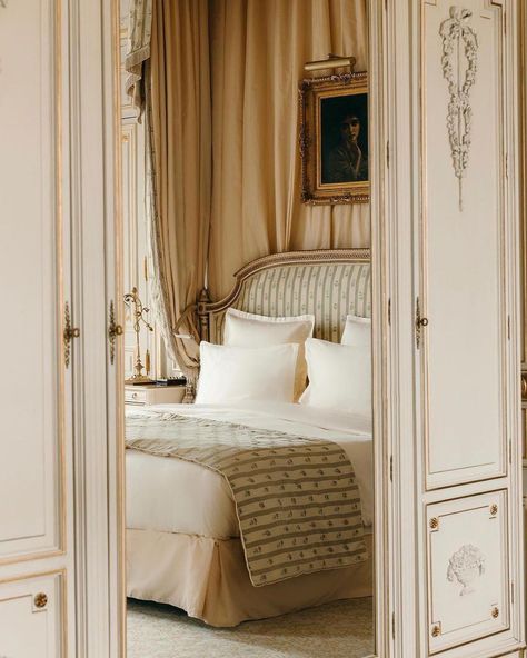 "Old Money" Homes: The Most Talked-About Trend of 2023 - Decoholic Old Money Homes, Beige Living Room Decor, The Ritz Paris, Parisian Home Decor, Ritz Paris, Bedroom Redesign, Paris Place, Beige Living Rooms, Bedroom Bliss