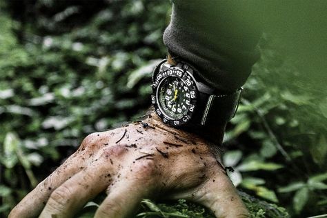 Tactical Watches For Men, Best Military Watch, Military Tactical Watches, Military Style Watches, Men's Bedroom, Luminox Watches, Tactical Watch, Outdoor Watch, Army Watches