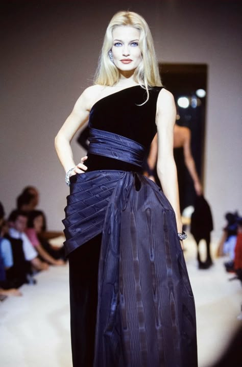 Givenchy 2023, Givenchy Couture, Karen Mulder, 90s Runway Fashion, Runway Fashion Couture, Elegant Moments, 90s Runway, فستان سهرة, Fashion Couture