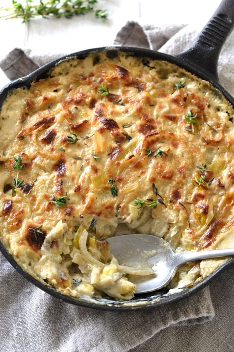 This Vegan and Whole30 Fennel gratin is packed with caramelized leeks, fennel and onion all coated in a creamy sauce (Dairy Free, Paleo) Onion Gratin, Fennel Gratin, Leek Recipes, Fennel Recipes, Healthy Grains, Paleo Vegan, Diet Keto, Vegetable Sides, Cast Iron Skillet