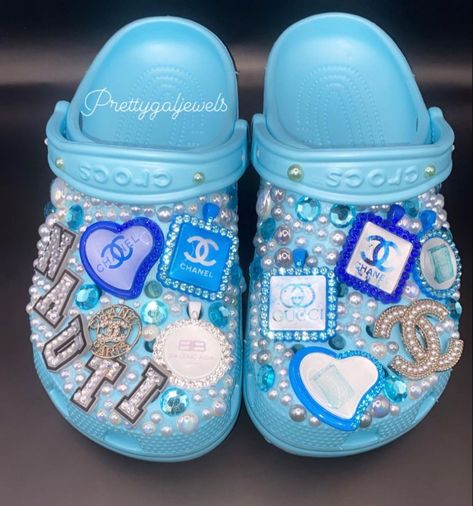 Designer Crocs, Cool Crocs, Crocs With Charms, Bedazzled Shoes Diy, Bedazzled Shoes, Pretty Sneakers, Pink Crocs, Crocs Fashion, Shoes Crocs