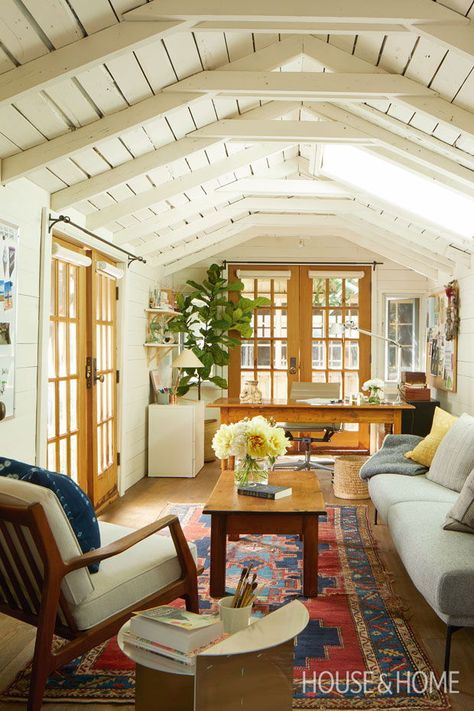 Hand-me-downs and sentimental pieces, including candles, books and tchotchkes, fill Tassie Williams' tiny shed. | Photographer: Virginia Macdonald | Designer: Mary-Beth Jenner She Shed Interior, Multifunctional Room, Office Shed, Rustic Home Offices, Shed Office, Shed Interior, Studio Shed, Shed Home, Cozy Home Office