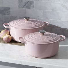 Omgoodness! Le Creuset comes in PINK! #hibiscus The Le Creuset Oasis Collection on HauteLook. [Sweepstakes Pin] Pink Dutch Oven, Pink La Creuset, Le Creuset Aesthetic, Pink Crockery, Pastel Kitchenware, La Cruset, Pretty Cookware, Pink Cookware, Pink Le Creuset