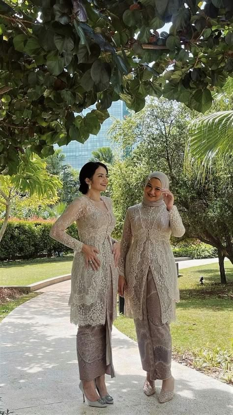 Bridesmaid Brokat, Kebaya Brokat Modern, Bridesmaid Kebaya, Renda Kebaya, Kebaya Simple, Kulot Pants, Kebaya Bridesmaid, Indonesian Kebaya, Model Dress Kebaya