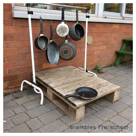 Early Years outdoor music area. Old pots & pans on an old clothes rail and a pallet at the stage. Children use their hands or find items manmade & natural to use as sticks Eyfs Outdoor Stage Area, Music Eyfs, Outdoor Music Area, Preschool Layout, Toy Library, Old Pots, Reception Classroom, Eyfs Ideas, Outdoor Nursery