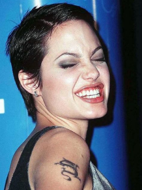 angelina jolie's pixie cut, via rookie <3 Angelina Jolie Body, Angelina Jolie Young, John Voight, Angelina Jolie 90s, Angelina Jolie Photos, Shaved Head, Foto Art, Buzz Cut, Grunge Hair