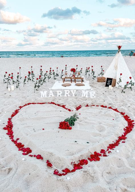 Proposal Ideas Beach, Romantic Beach Picnic, Proposal Pictures, Dream Dates, Romantic Date Night Ideas, Mode Rose, Picnic Inspiration, Picnic Decorations, Romantic Surprise