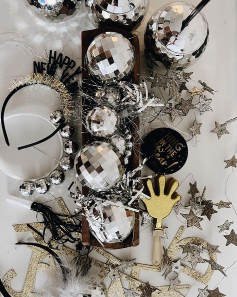 @kaileyabozarth shared a photo on Instagram: “New Years cleanup is shoving all the sparkly, glittery festiveness into a tiny little tub until December 2022. Happy January! ✨🥂” • Jan 1, 2022 at 8:01pm UTC New Year Eve Party Ideas Decorations, Nye Party Themes, New Years Eve Dinner Ideas, New Years Eve Party Aesthetic, Nye Party Ideas, New Years Eve Birthday Party, New Years Ideas, Nye Beach, Nye 2025