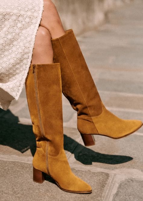 Jane Birkin Style: Key Pieces to Achieve Her Effortless Look Sezane Boots, Nyc In The Fall, Boots And Skirt, Sezane Shoes, Jane Birkin Style, Fall In New York, Feminine Minimalist, Mid Heel Boots, Nyc Fall