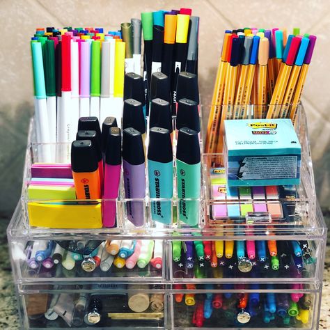 Pen organizer Stationery Organization Ideas, Pens Organizer, Diy Pen Organizer, Organization Stationary, Craft Closet Organization, Pen Organizer, Room Organisation, Diy Organizer, Stationary Organization