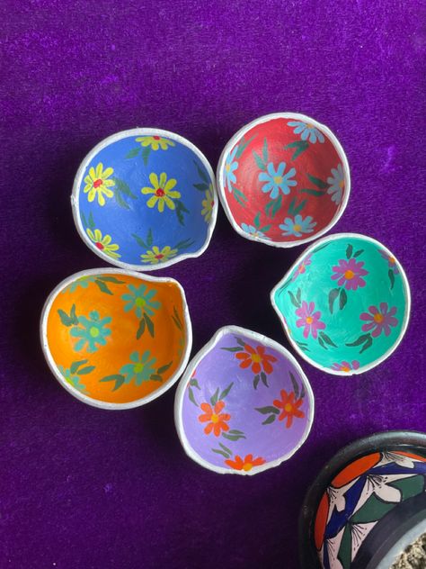 Simple Diya Paintings, Diy Diya Paintings, Aesthetic Diya Paintings, Hand Painted Diyas, Diya Paintings For Diwali Ideas, Diya Decoration Ideas With Paint, Diyas Painting Ideas, Diya Designs Diwali, Big Diya Decoration Ideas