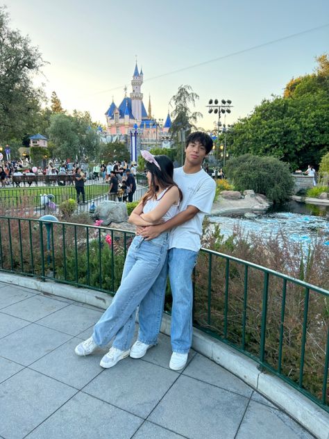 Disneyland Couple Outfits Winter, Couple Disney Pictures, Disney Couple Photos, Disneyland Couples Outfits, Disneyland Couples Pictures, Disney Couple Outfits, Disneyland Couple, Amusement Park Outfit, Couple Outfits Matching